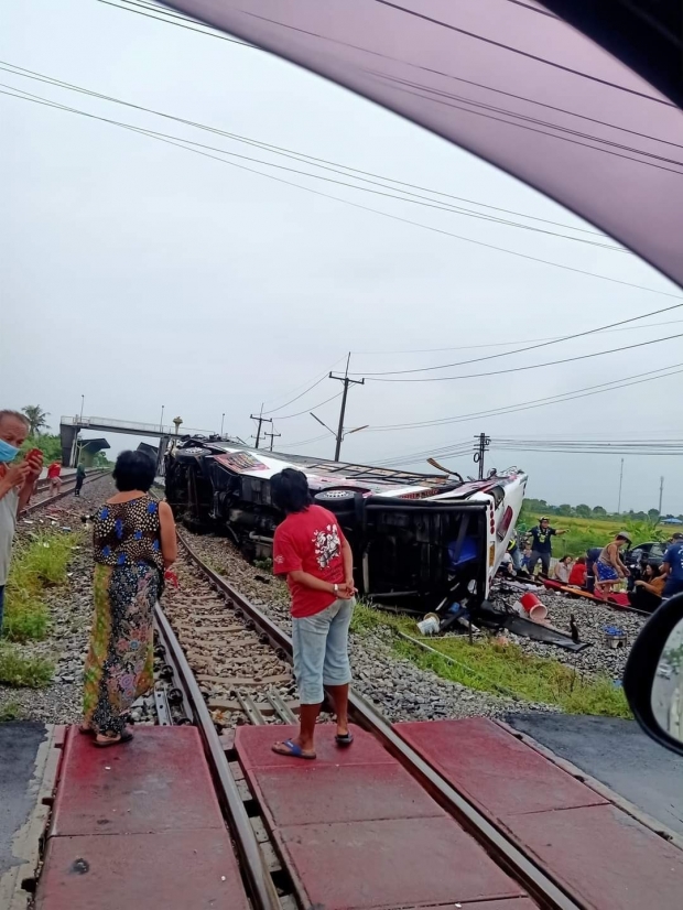 โศกนาฏกรรมรถไฟชนรถบัสสายบุญ แหลกทั้งคัน ยอดดับยังพุ่ง!