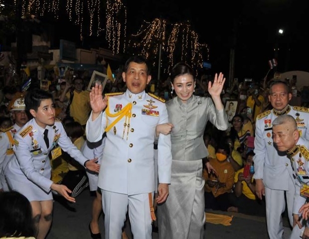 ในหลวง พระราชินี พระราชทานเงินที่ประชาชนถวาย แก่รพ.จุฬาฯ