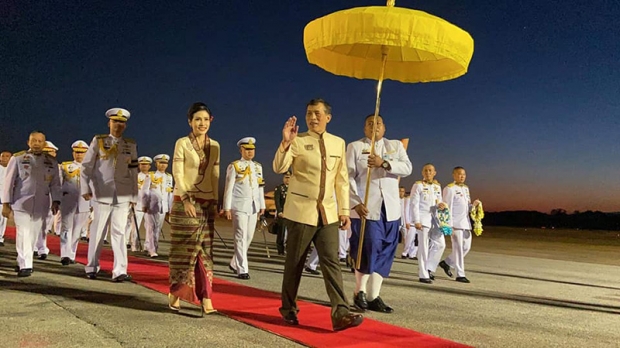 ในหลวง-เจ้าคุณพระสินีนาฏ ทรงพระดำเนินเยี่ยมราษฎรเฝ้าฯ รับเสด็จ