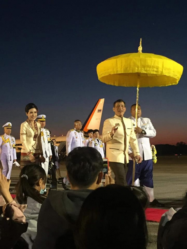 ในหลวง-เจ้าคุณพระสินีนาฏ ทรงพระดำเนินเยี่ยมราษฎรเฝ้าฯ รับเสด็จ