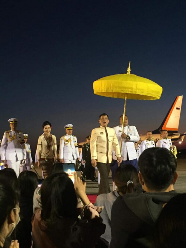 ในหลวง-เจ้าคุณพระสินีนาฏ ทรงพระดำเนินเยี่ยมราษฎรเฝ้าฯ รับเสด็จ