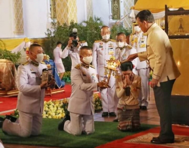 ในหลวง-เจ้าคุณพระสินีนาฏ ทรงพระดำเนินเยี่ยมราษฎรเฝ้าฯ รับเสด็จ