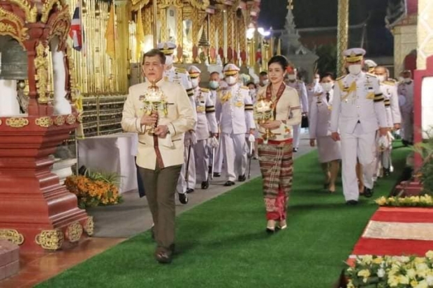 ในหลวง-เจ้าคุณพระสินีนาฏ ทรงพระดำเนินเยี่ยมราษฎรเฝ้าฯ รับเสด็จ