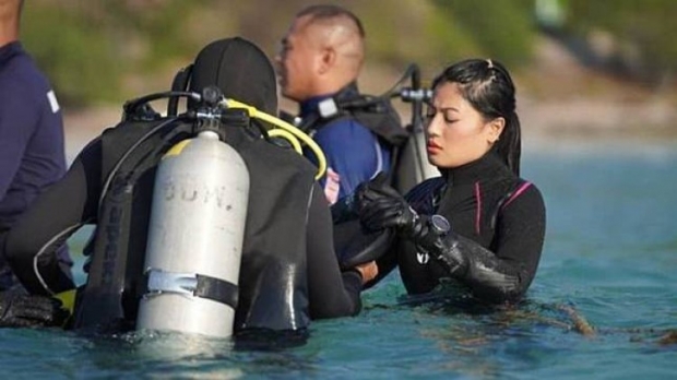 ทัพเรือ ทูลเกล้าฯ ถวายเครื่องหมายนักทำลายใต้น้ำจู่โจม แด่ เจ้าฟ้าสิริวัณณวรี