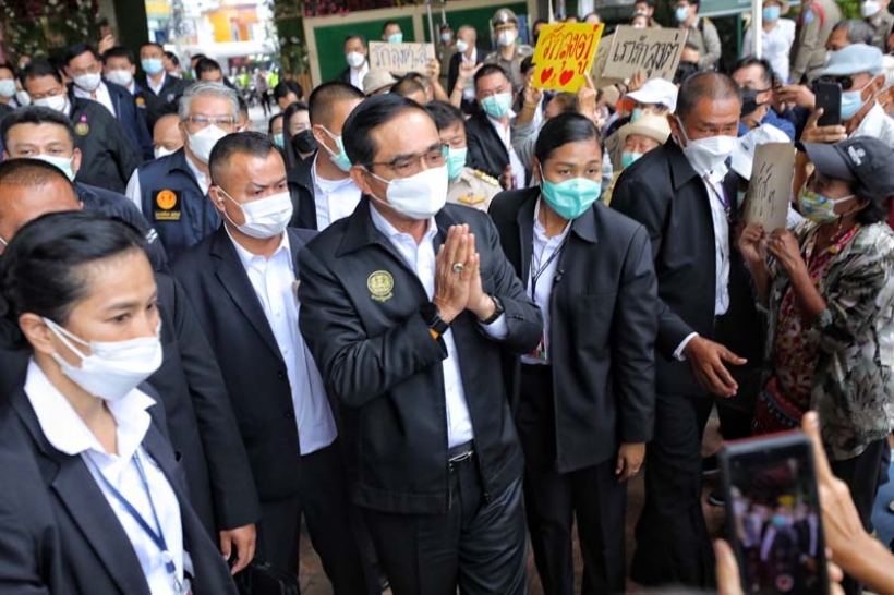 กองเชียร์กรี๊ดสนั่น! นายกฯลุยน้ำท่วมนนทบุรี ตะโกนลั่นลุงตู่สู้ๆ