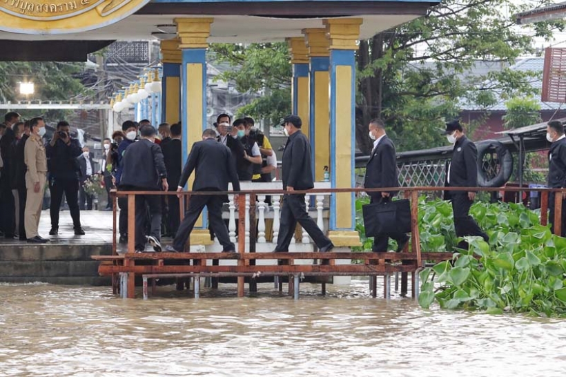 กองเชียร์กรี๊ดสนั่น! นายกฯลุยน้ำท่วมนนทบุรี ตะโกนลั่นลุงตู่สู้ๆ