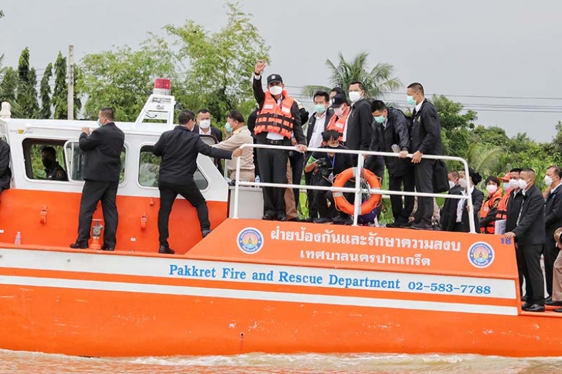 กองเชียร์กรี๊ดสนั่น! นายกฯลุยน้ำท่วมนนทบุรี ตะโกนลั่นลุงตู่สู้ๆ