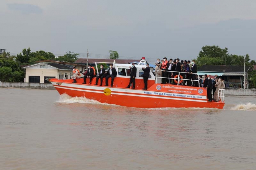 กองเชียร์กรี๊ดสนั่น! นายกฯลุยน้ำท่วมนนทบุรี ตะโกนลั่นลุงตู่สู้ๆ