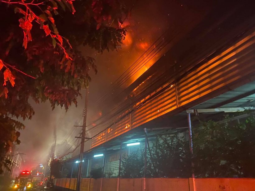 เปิดมูลค่าความเสียหาย ไฟไหม้โรงงานผลิตรองเท้าซอยกิ่งแก้ว