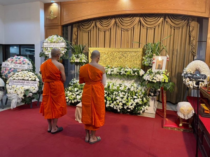 เผยภาพ พระนรวิชญ์ พร้อมพระพ่อ ร่วมงานศพหมอกระต่าย