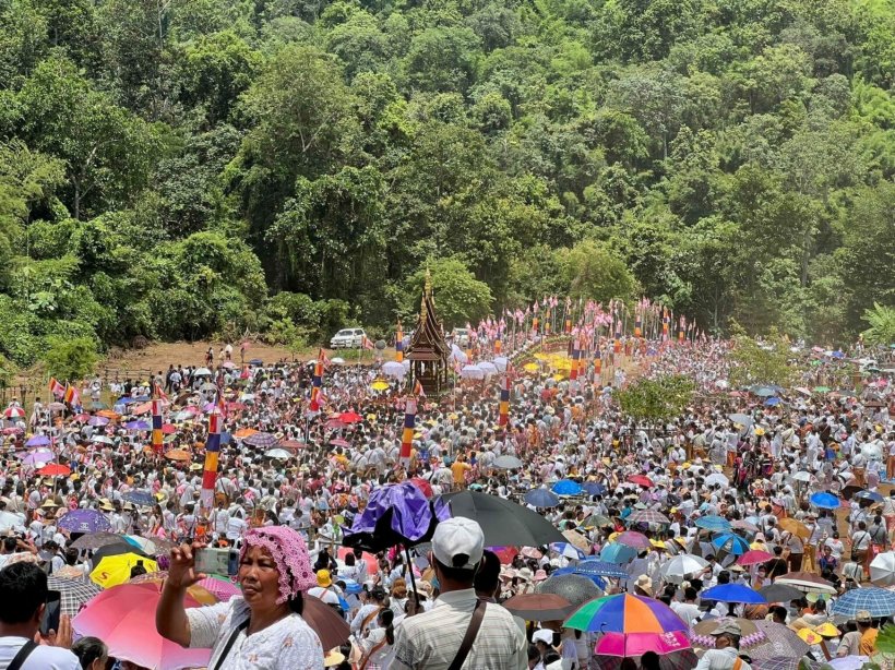 เปิดภาพ ‘ครูบาบุญชุ่ม’ ปลงผม ‘ลูกศิษย์-ผู้ศรัทธา’ เฝ้ารอชมบารมี