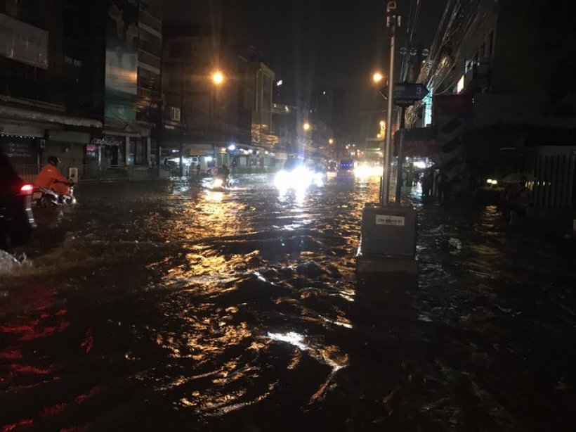 ฝนถล่ม 5 ชั่วโมงต่อเนื่อง กทม.ท่วม 14 จุดหนักสุดที่ประเวศ