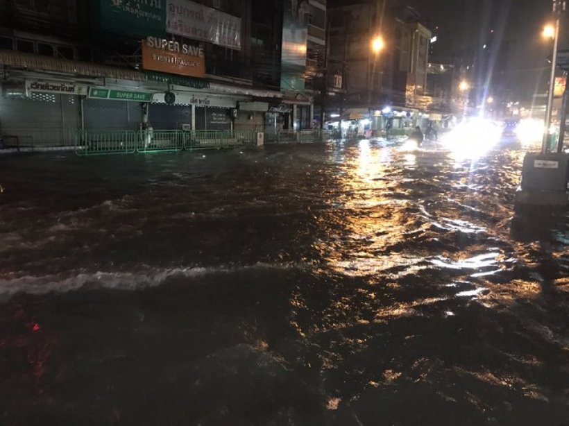 ฝนถล่ม 5 ชั่วโมงต่อเนื่อง กทม.ท่วม 14 จุดหนักสุดที่ประเวศ