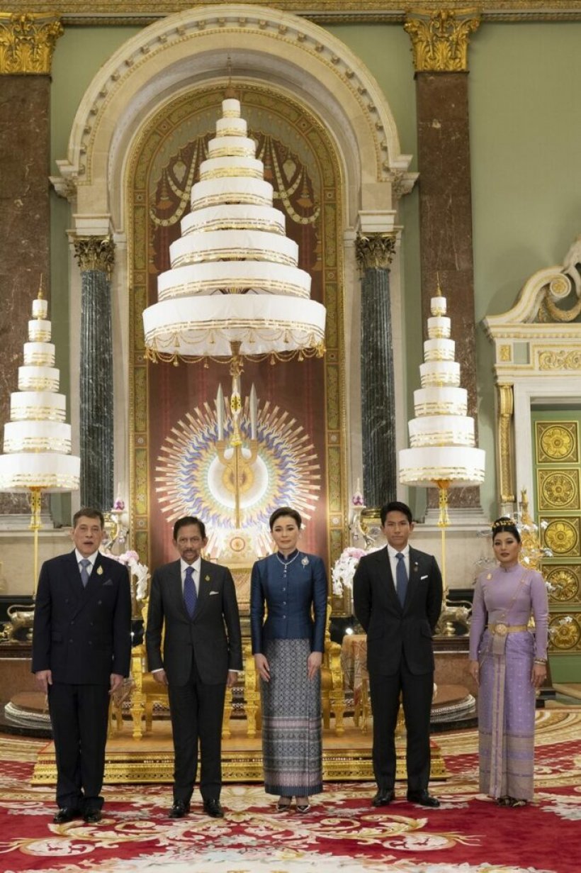 ภาพประวัติศาสตร์ ในหลวง พระราชินี ทรงรับผู้นำเอเปค ณ พระที่นั่งจักรีมหาปราสาท 