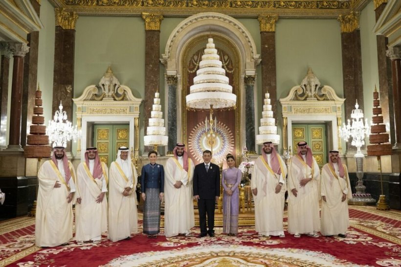 ภาพประวัติศาสตร์ ในหลวง พระราชินี ทรงรับผู้นำเอเปค ณ พระที่นั่งจักรีมหาปราสาท 