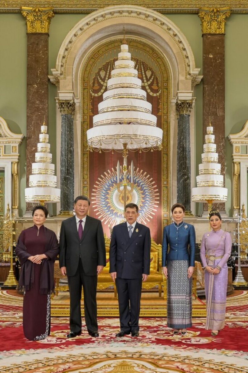 ภาพประวัติศาสตร์ ในหลวง พระราชินี ทรงรับผู้นำเอเปค ณ พระที่นั่งจักรีมหาปราสาท 