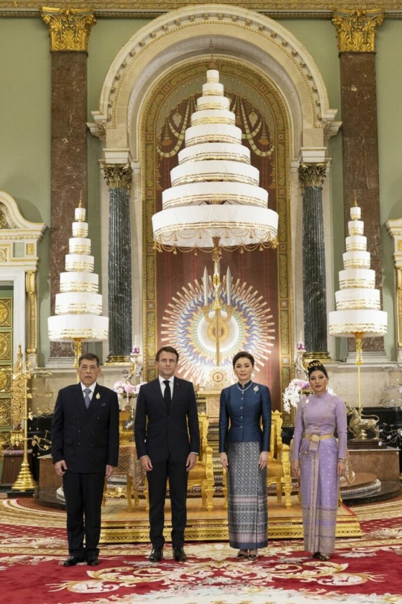 ภาพประวัติศาสตร์ ในหลวง พระราชินี ทรงรับผู้นำเอเปค ณ พระที่นั่งจักรีมหาปราสาท 