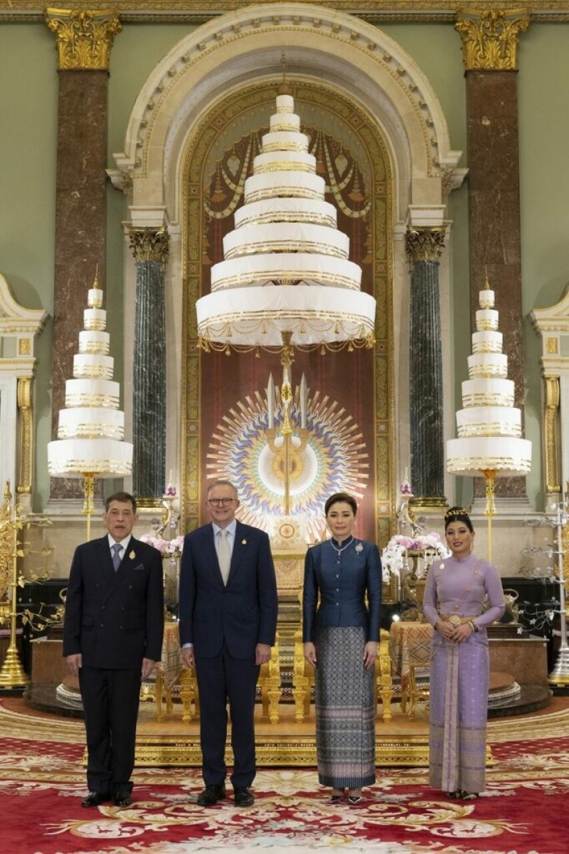 ภาพประวัติศาสตร์ ในหลวง พระราชินี ทรงรับผู้นำเอเปค ณ พระที่นั่งจักรีมหาปราสาท 