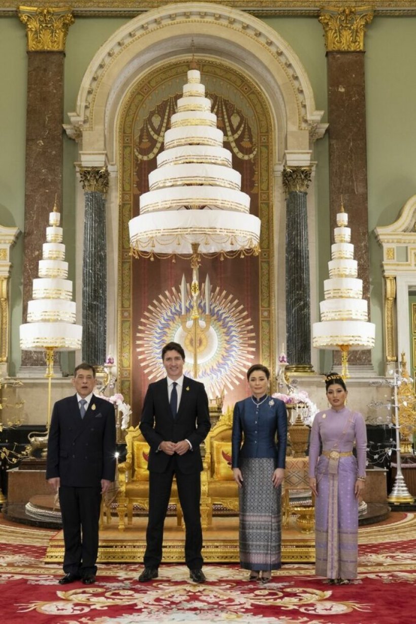 ภาพประวัติศาสตร์ ในหลวง พระราชินี ทรงรับผู้นำเอเปค ณ พระที่นั่งจักรีมหาปราสาท 