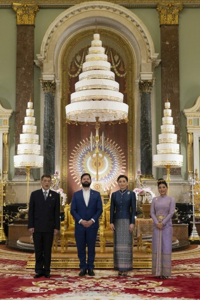 ภาพประวัติศาสตร์ ในหลวง พระราชินี ทรงรับผู้นำเอเปค ณ พระที่นั่งจักรีมหาปราสาท 