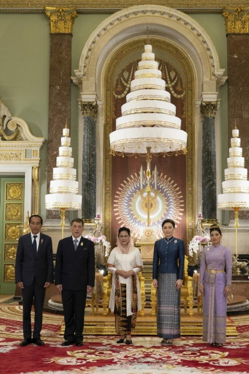 ภาพประวัติศาสตร์ ในหลวง พระราชินี ทรงรับผู้นำเอเปค ณ พระที่นั่งจักรีมหาปราสาท 