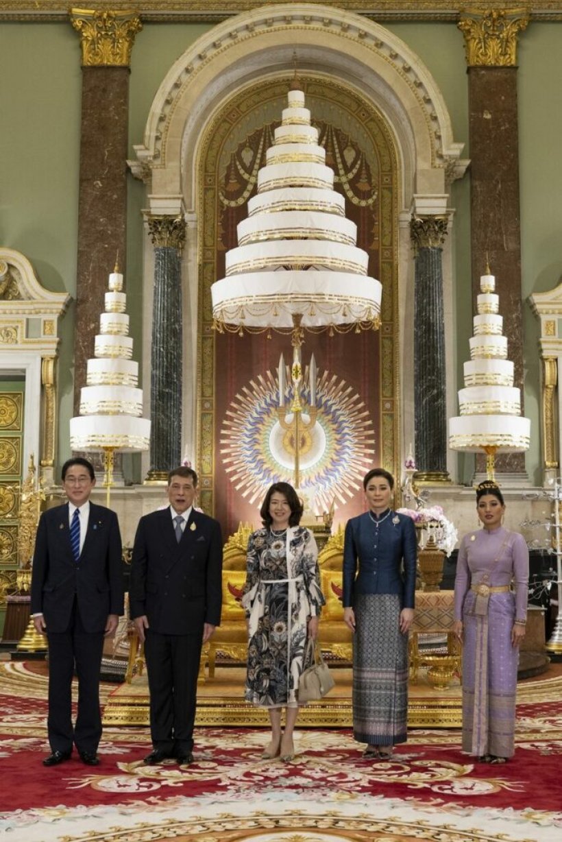 ภาพประวัติศาสตร์ ในหลวง พระราชินี ทรงรับผู้นำเอเปค ณ พระที่นั่งจักรีมหาปราสาท 