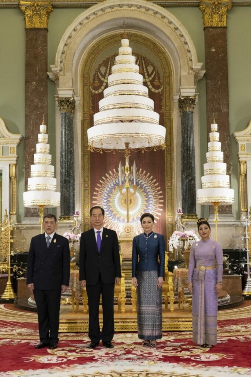 ภาพประวัติศาสตร์ ในหลวง พระราชินี ทรงรับผู้นำเอเปค ณ พระที่นั่งจักรีมหาปราสาท 