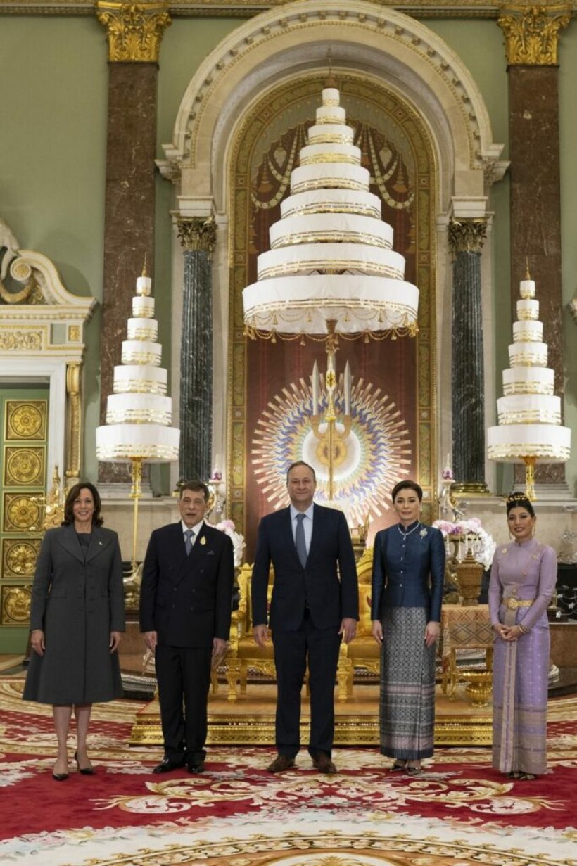 ภาพประวัติศาสตร์ ในหลวง พระราชินี ทรงรับผู้นำเอเปค ณ พระที่นั่งจักรีมหาปราสาท 