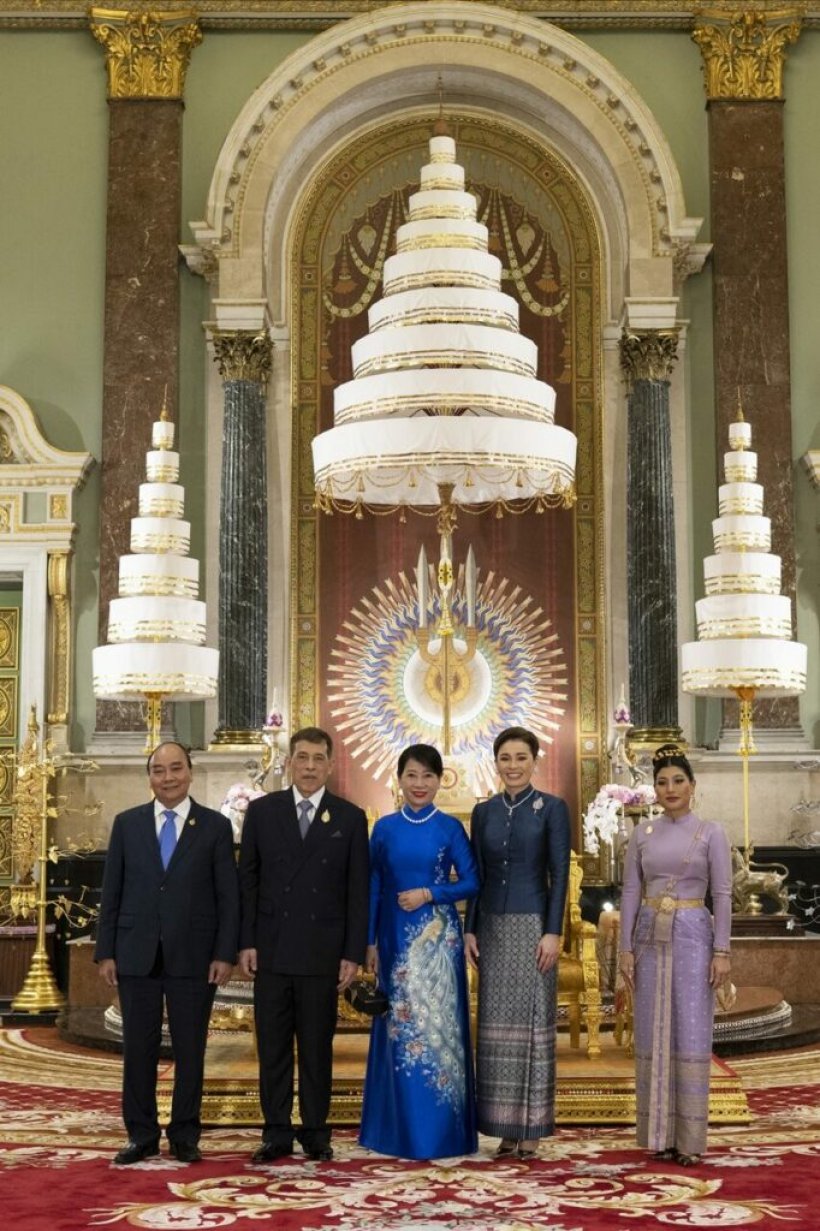 ภาพประวัติศาสตร์ ในหลวง พระราชินี ทรงรับผู้นำเอเปค ณ พระที่นั่งจักรีมหาปราสาท 