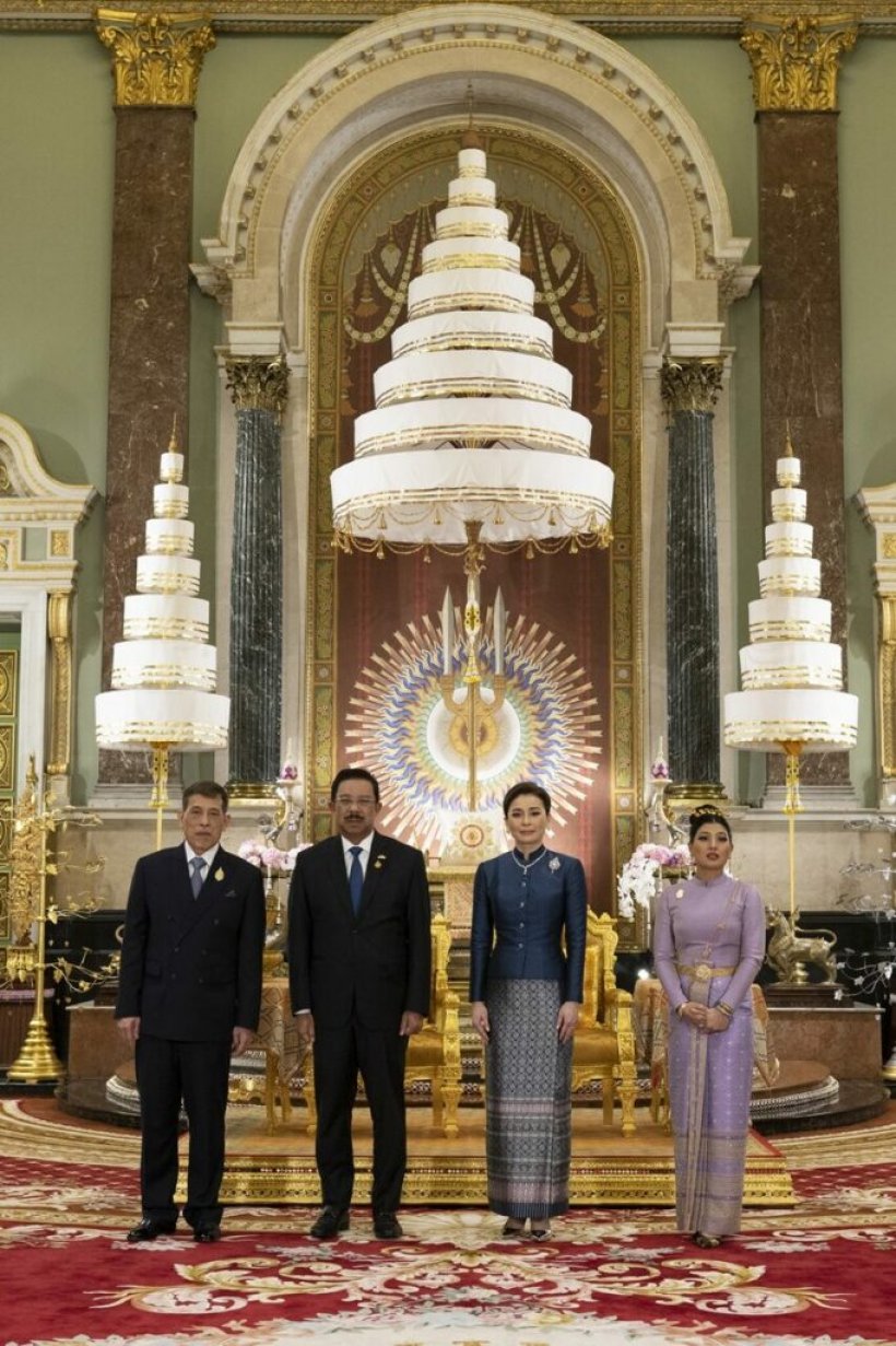 ภาพประวัติศาสตร์ ในหลวง พระราชินี ทรงรับผู้นำเอเปค ณ พระที่นั่งจักรีมหาปราสาท 