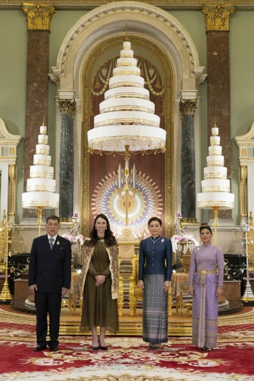 ภาพประวัติศาสตร์ ในหลวง พระราชินี ทรงรับผู้นำเอเปค ณ พระที่นั่งจักรีมหาปราสาท 