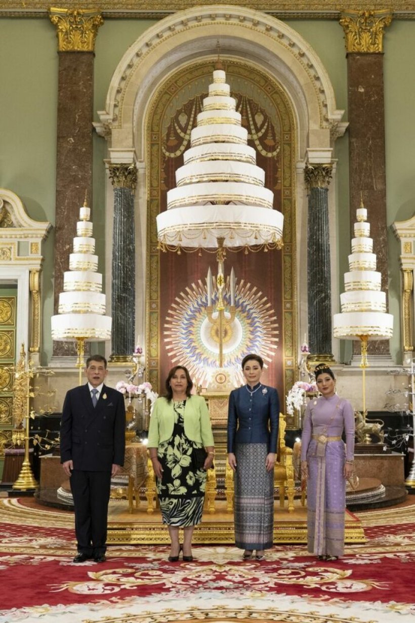 ภาพประวัติศาสตร์ ในหลวง พระราชินี ทรงรับผู้นำเอเปค ณ พระที่นั่งจักรีมหาปราสาท 