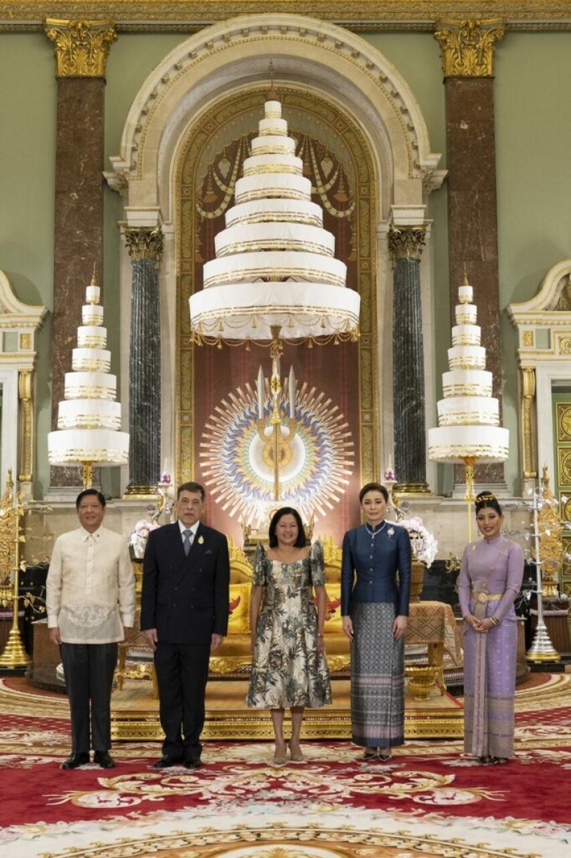 ภาพประวัติศาสตร์ ในหลวง พระราชินี ทรงรับผู้นำเอเปค ณ พระที่นั่งจักรีมหาปราสาท 