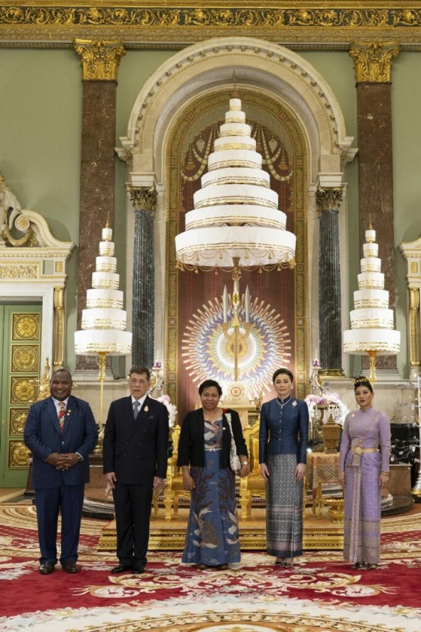 ภาพประวัติศาสตร์ ในหลวง พระราชินี ทรงรับผู้นำเอเปค ณ พระที่นั่งจักรีมหาปราสาท 