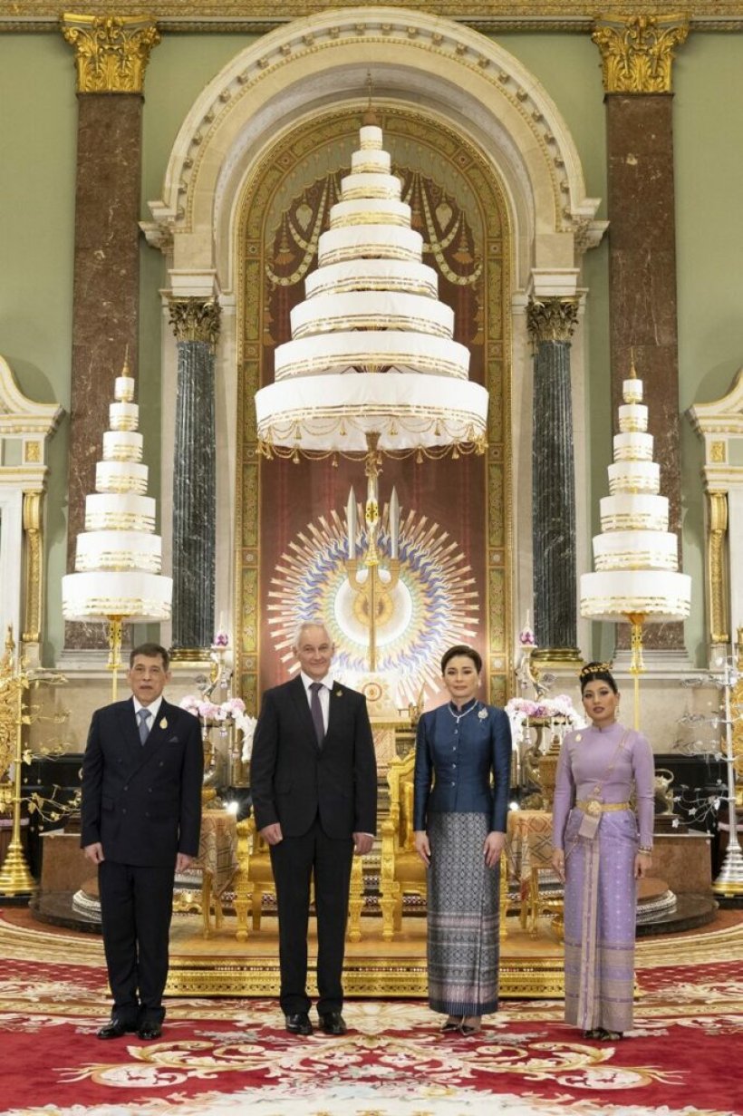 ภาพประวัติศาสตร์ ในหลวง พระราชินี ทรงรับผู้นำเอเปค ณ พระที่นั่งจักรีมหาปราสาท 