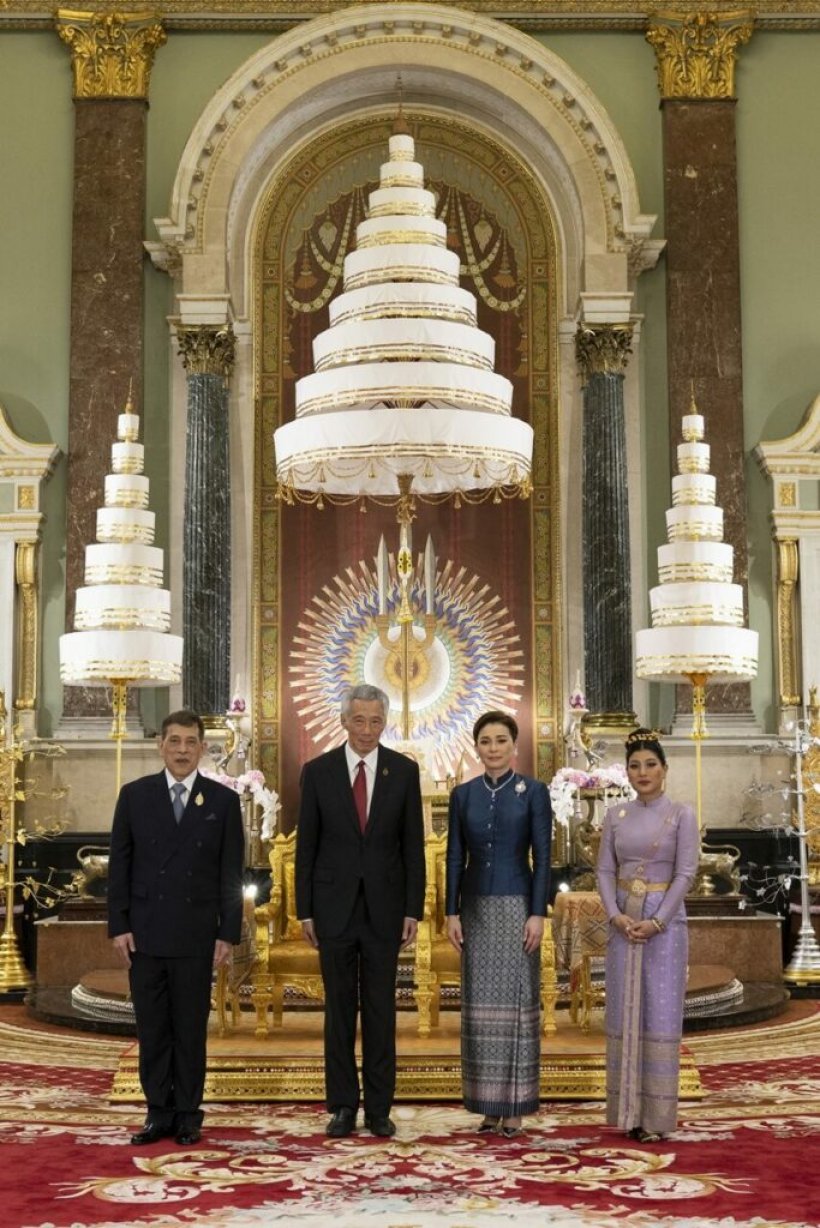 ภาพประวัติศาสตร์ ในหลวง พระราชินี ทรงรับผู้นำเอเปค ณ พระที่นั่งจักรีมหาปราสาท 