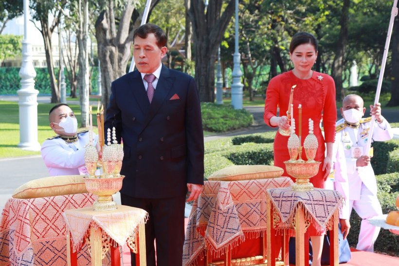 ในหลวง พระราชินี ทรงประกอบพิธีสังเวยพระป้าย เนื่องในเทศกาลตรุษจีน 