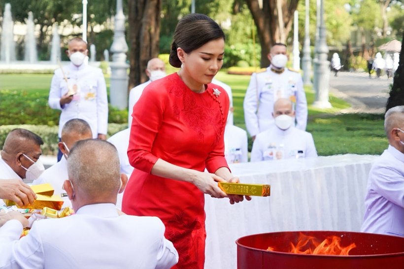 ในหลวง พระราชินี ทรงประกอบพิธีสังเวยพระป้าย เนื่องในเทศกาลตรุษจีน 