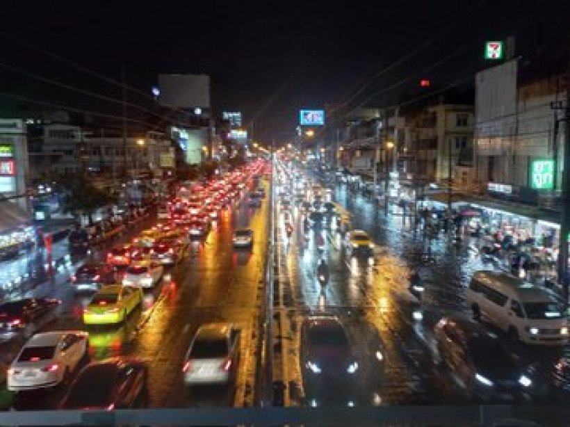 กรุงเทพฯ อ่วม! หลังฝนถล่ม ทำน้ำท่วม ปชช.โอด รถติดหนัก