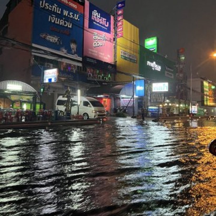 กรุงเทพฯ อ่วม! หลังฝนถล่ม ทำน้ำท่วม ปชช.โอด รถติดหนัก