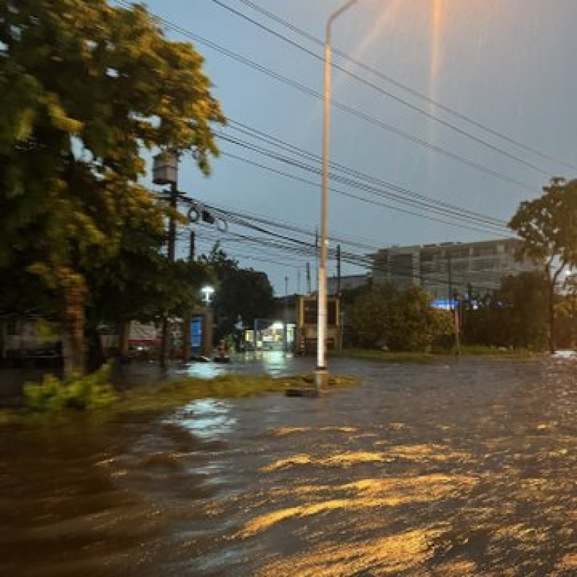 กรุงเทพฯ อ่วม! หลังฝนถล่ม ทำน้ำท่วม ปชช.โอด รถติดหนัก