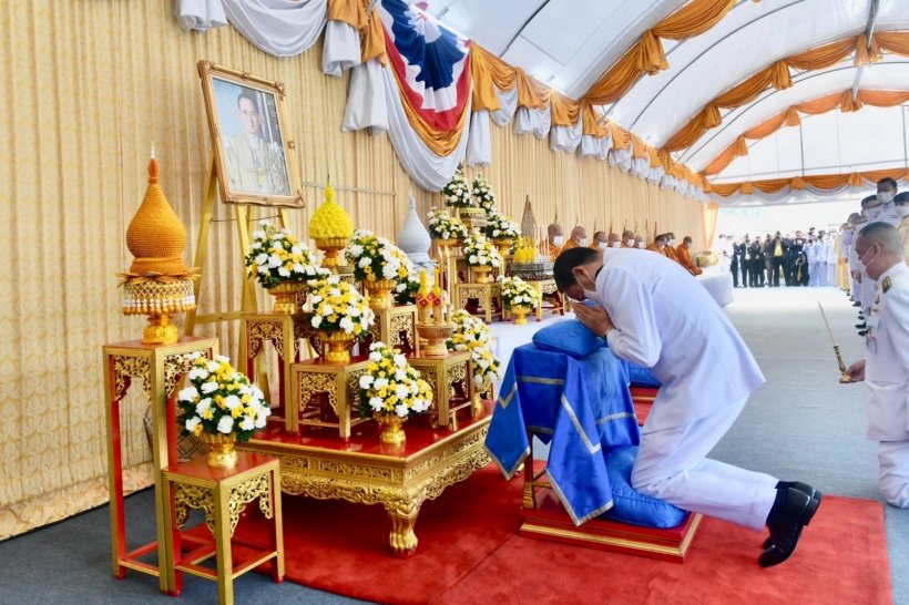 เปิดภาพ นายกฯ นำทำบุญตักบาตรถวายเป็นพระราชกุศล ในหลวง ร.9