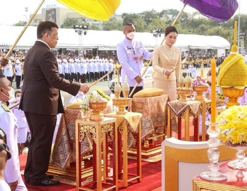 ชมภาพ ในหลวง พระราชินี เสด็จพระราชดำเนินไปสักการะพระบรมสารีริกธาตุ