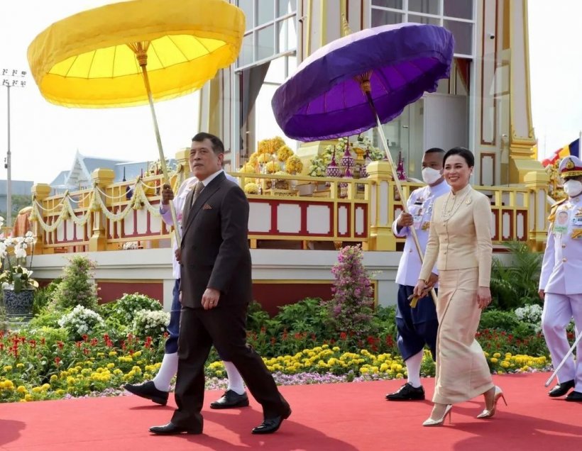 ชมภาพ ในหลวง พระราชินี เสด็จพระราชดำเนินไปสักการะพระบรมสารีริกธาตุ