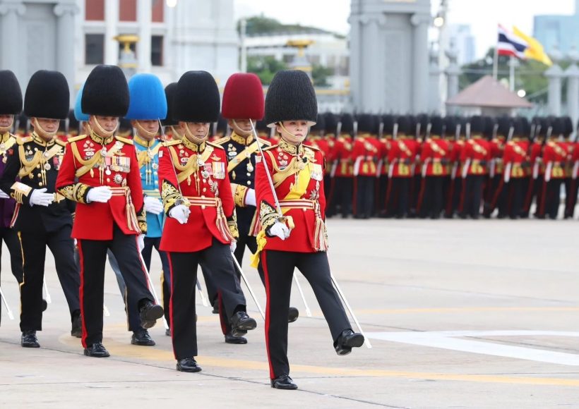 ประมวลภาพ พระราชินี ทรงร่วมซ้อมพิธีสวนสนามและถวายสัตย์ฯ