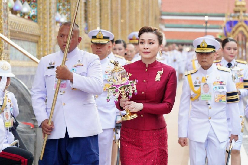ประมวลภาพ ในหลวง-พระราชินี เสด็จฯ บำเพ็ญพระราชกุศลวิสาขบูชา