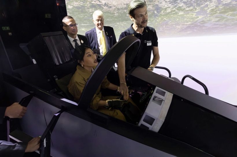 สมเด็จเจ้าฟ้าฯ เสด็จเยือนศูนย์ทดสอบบิน Gripen ณ สวีเดน ด้วยพระองค์เอง