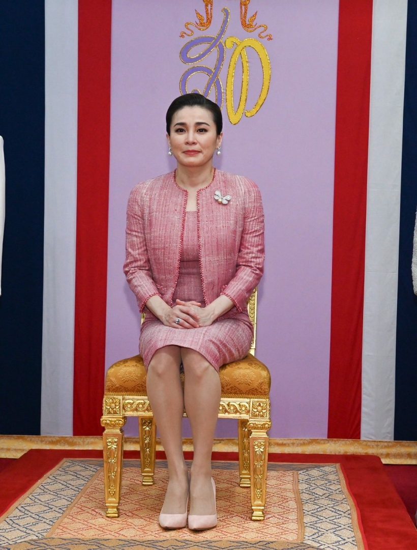 ทรงพระสิริโฉม พระราชินี เสด็จฯ ทอดพระเนตรการแข่งขันฮอกกี้น้ำแข็ง