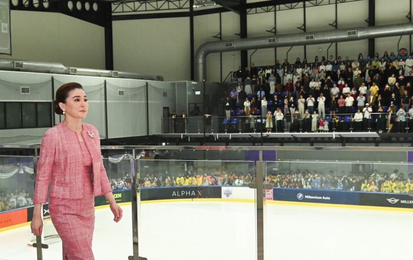 ทรงพระสิริโฉม พระราชินี เสด็จฯ ทอดพระเนตรการแข่งขันฮอกกี้น้ำแข็ง