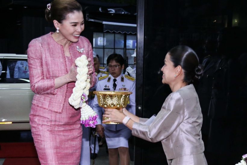 ทรงพระสิริโฉม พระราชินี เสด็จฯ ทอดพระเนตรการแข่งขันฮอกกี้น้ำแข็ง